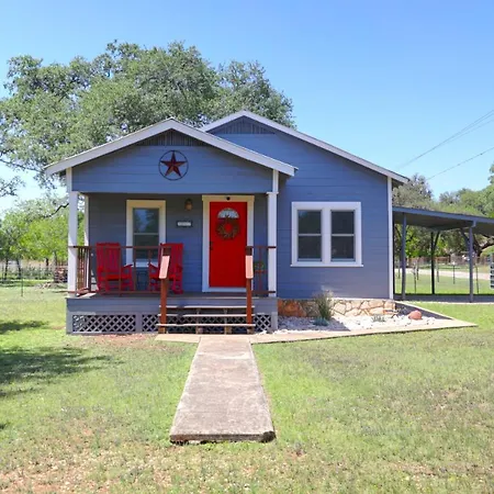 Bandera Bungalow - River, Downtown, Peaceful Fenced Corner Lot! King Bed!